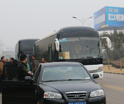 鏟運(yùn)客戶乘坐河南路友班車到達(dá)徐工廠家