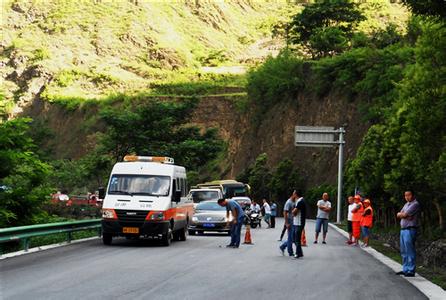 道路中斷，車(chē)輛受阻