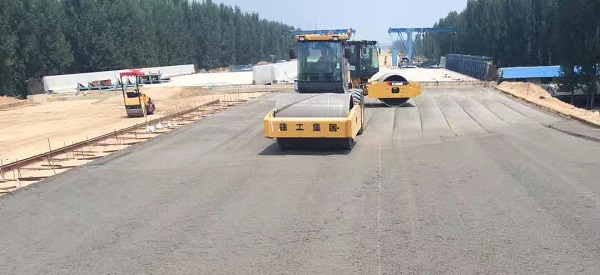 徐工壓路機助力鄭州機西高速建設