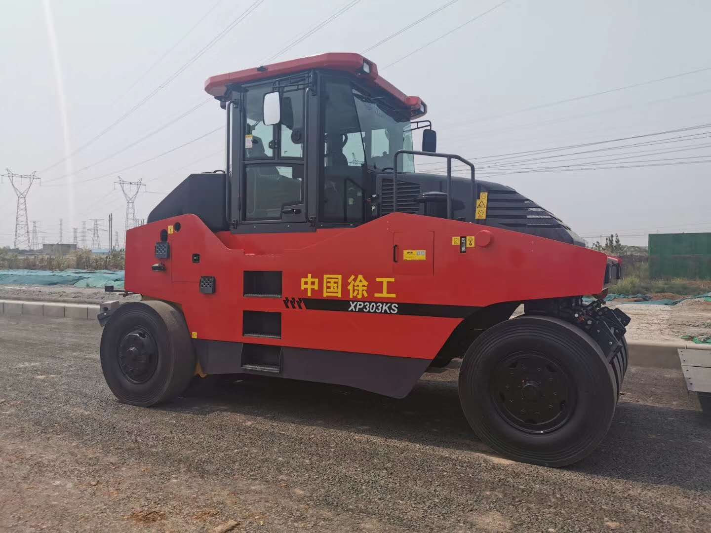 徐工XP303KS中國(guó)紅膠輪壓路機(jī)