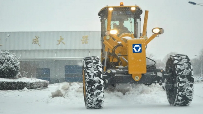 徐工平地機(jī)為公路除雪