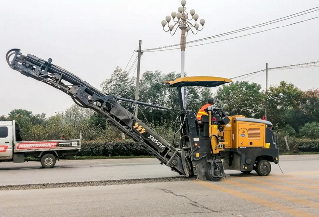 徐工XM503K銑刨機(jī)助力河南南陽234國(guó)道路面開槽