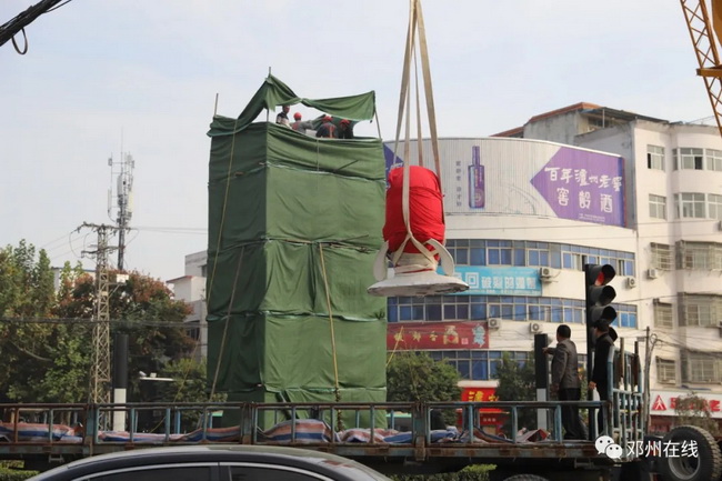 徐工吊車助力鄧州大東關(guān)范仲淹像順利搬遷