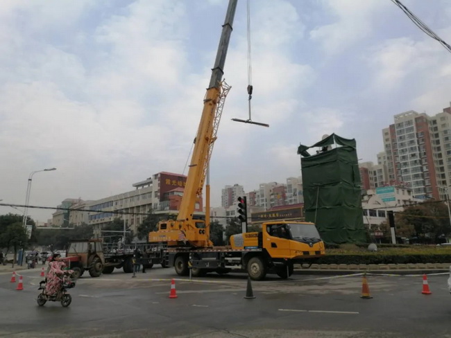 徐工吊車助力鄧州大東關(guān)范仲淹像順利搬遷