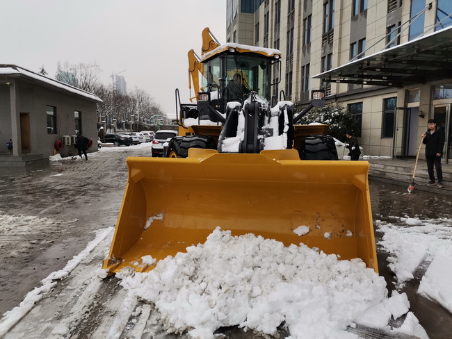 徐工裝載機助力河南路友機械道路安全暢通