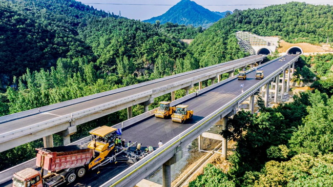 徐工無人集群道路機(jī)械在河南高速上首次進(jìn)行的無人化集群施工應(yīng)用