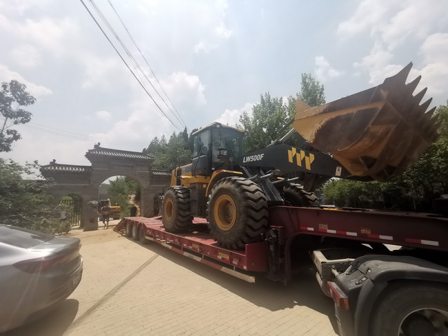 徐工鏟車在滎陽(yáng)市洞林湖河道清淤