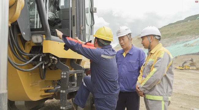 徐工技術(shù)人員與機(jī)手、施工方責(zé)任人交流設(shè)備使用情況