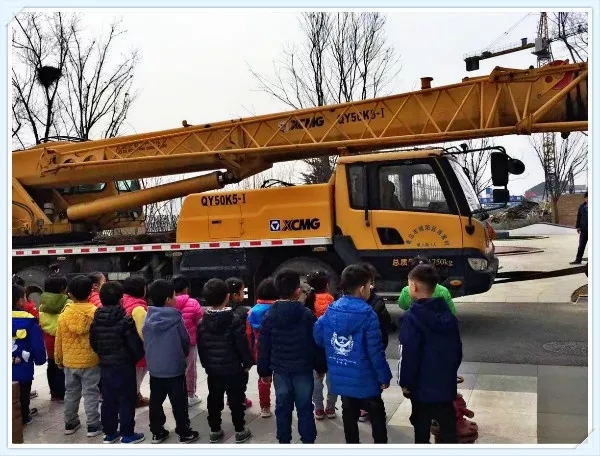 位小朋友的爺爺就將吊車開進(jìn)了幼兒園