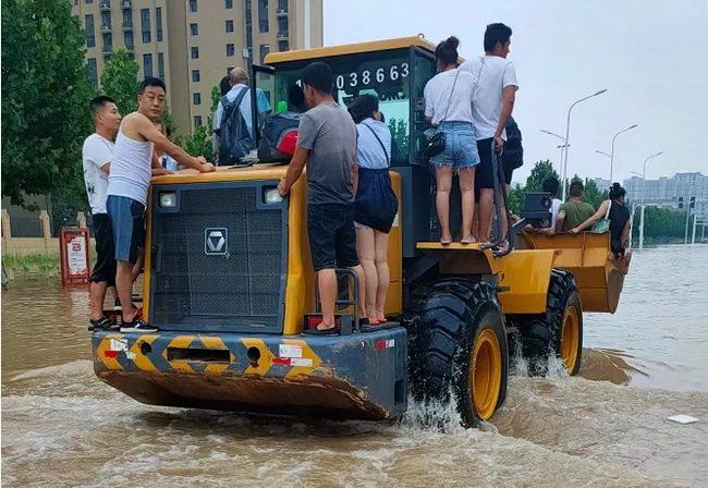 徐工裝載機(jī)攜風(fēng)裹雨接力救援