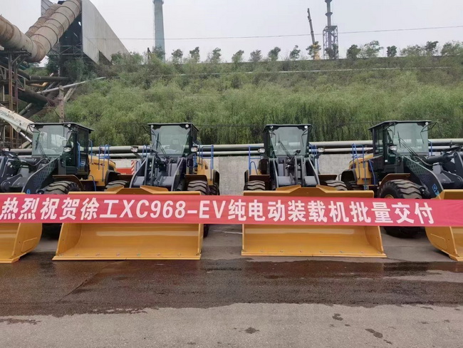 徐工六噸級(jí)XC968-EV純電動(dòng)裝載機(jī)批量交車