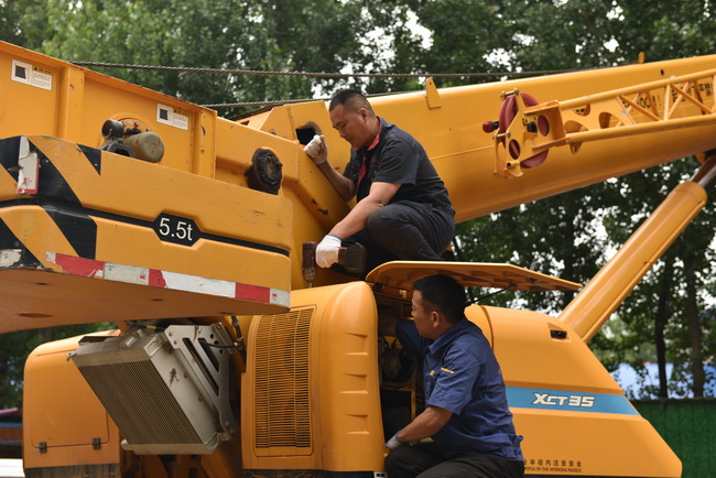 徐工起重機(jī)服務(wù)人員正在給客戶(hù)修車(chē)