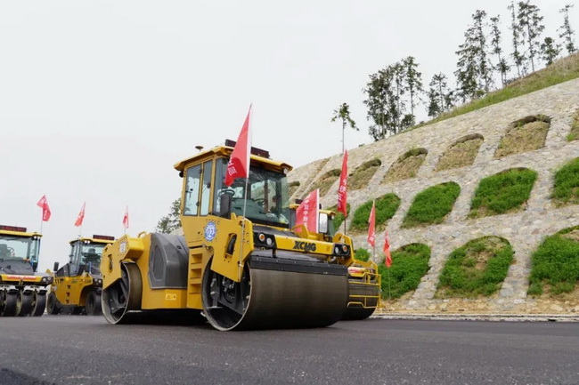 徐工無人駕駛壓路機